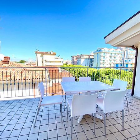 Appartamenti Adriana Carraro Immobiliare - Family Apartments Lido di Jesolo Exteriör bild