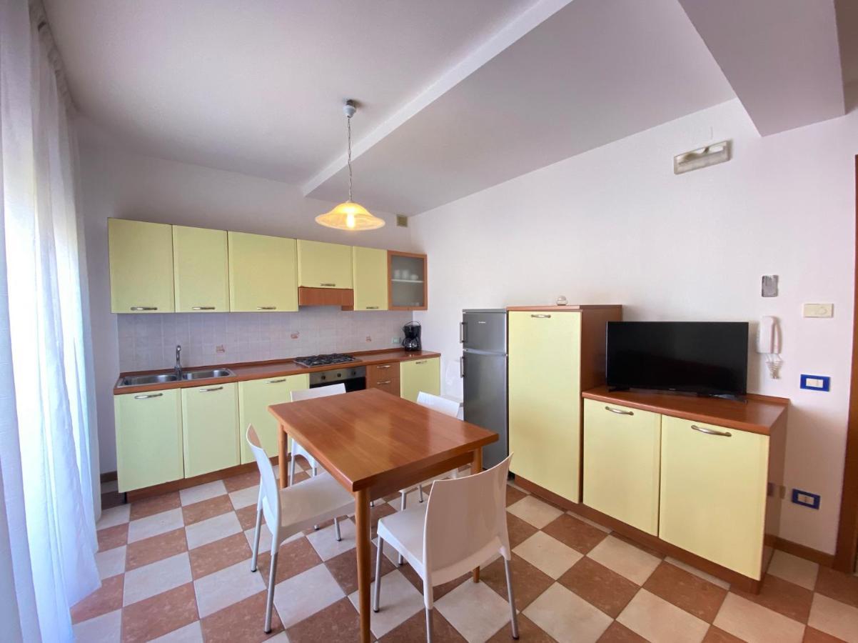 Appartamenti Adriana Carraro Immobiliare - Family Apartments Lido di Jesolo Exteriör bild