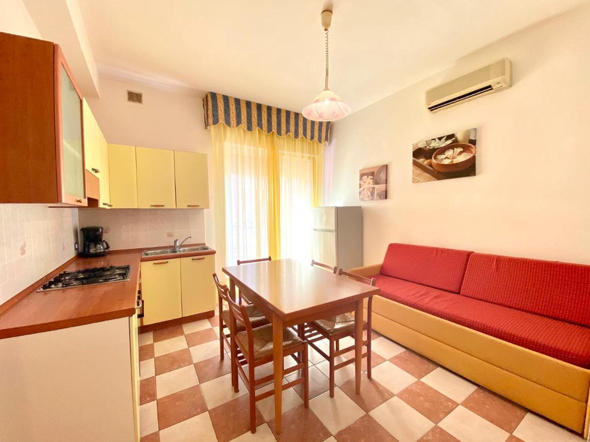 Appartamenti Adriana Carraro Immobiliare - Family Apartments Lido di Jesolo Exteriör bild